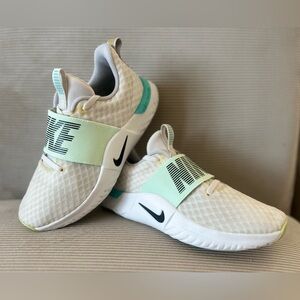 Nike Women's In-Season TR 9 training shoe size 5.5 (youth 4)